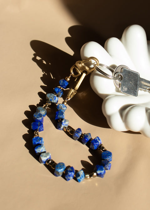 Short mobile phone chain with lapis lazuli natural stones