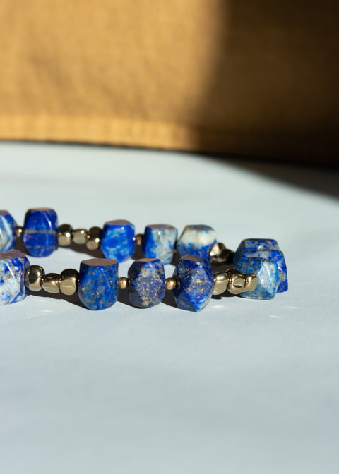 Short mobile phone chain with lapis lazuli natural stones