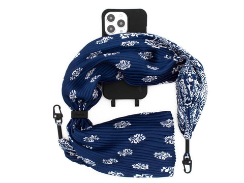 Handyhülle mit abnehmbarem Plisseetuch, Crow & Bandana Blue