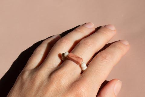 Ring mit fossilen Naturstein-Perlen & Sonnenstein, Sol Ring