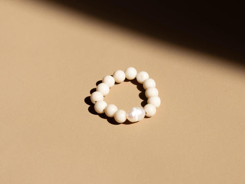 Ring mit fossilen Naturstein-Perlen & Süßwasserperle, Luma Ring