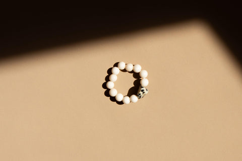 Ring mit fossilen Naturstein-Perlen & Dalmatiner Jaspis, Dalia Ring