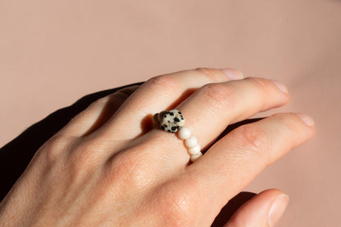 Ring mit fossilen Naturstein-Perlen & Dalmatiner Jaspis, Dalia Ring