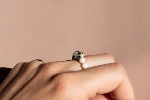 Ring mit fossilen Naturstein-Perlen & Dalmatiner Jaspis, Dalia Ring