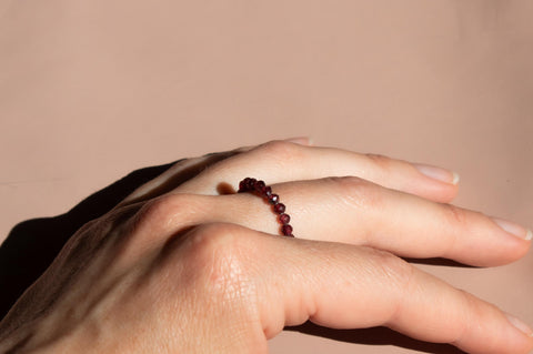 Ring mit lila facettierten Spinell Edelsteinen, Vireya Ring