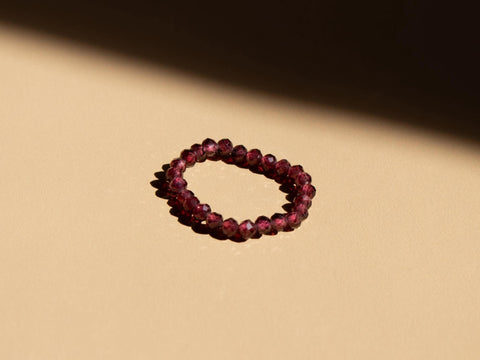 Ring mit lila facettierten Spinell Edelsteinen, Vireya Ring
