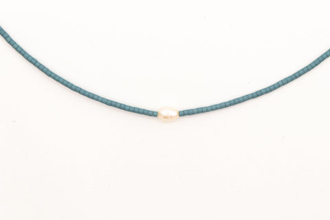 Halskette mit hellblauen Acrylperlen und Süsswasserperle – Minimalistisch Perlenschmuck, Handmade von eilenna