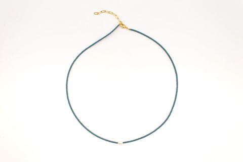 Halskette mit hellblauen Acrylperlen und Süsswasserperle – Minimalistisch Perlenschmuck, Handmade von eilenna
