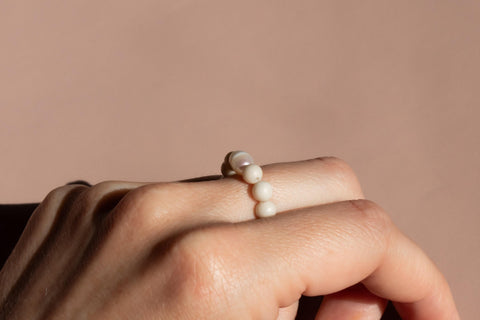Ring mit fossilen Naturstein-Perlen & Süßwasserperle, Luma Ring