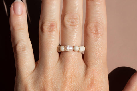 Ring mit fossilen Naturstein-Perlen & Süßwasserperle, Luma Ring