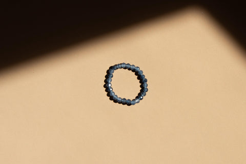 Ring mit blau facettierten Spinell Edelsteinen, Aqualis Ring