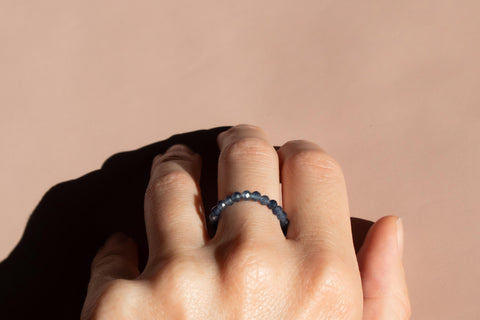 Ring mit blau facettierten Spinell Edelsteinen, Aqualis Ring