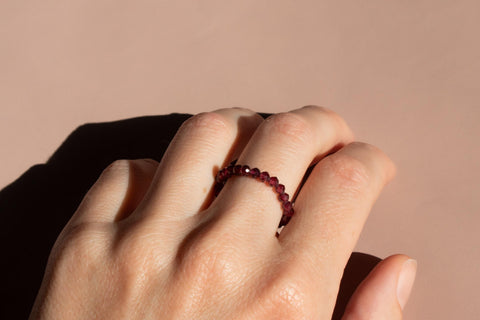 Ring mit lila facettierten Spinell Edelsteinen, Vireya Ring