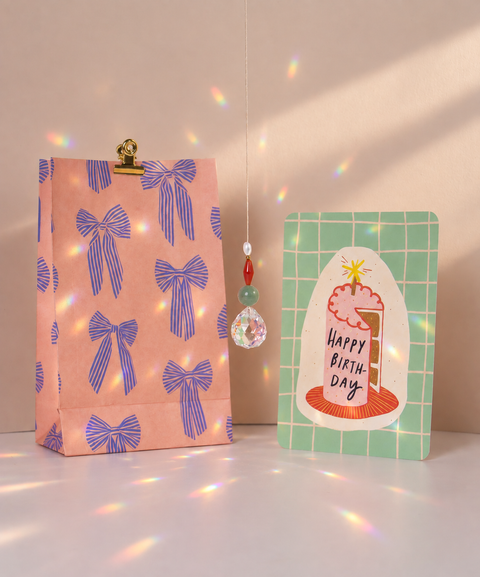 Geburtstagskarte „Happy Birthday“ #1 mit handgemachtem Sonnenfänger & Geschenktüte