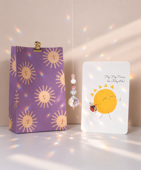 Grußkarte „Hip Hip Hurra“ mit handgemachtem Sonnenfänger & Geschenktüte