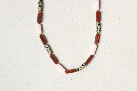 Halskette mit Naturstein Perlen wie Sandstein & Dalmatiner Jaspis