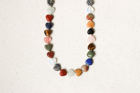 Halskette aus Herz-Natursteinen