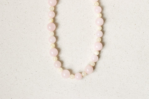 Halskette aus Rosenquarz und gelben Chalcedon
