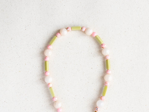 Short mobile phone chain with rhodonite natural stones