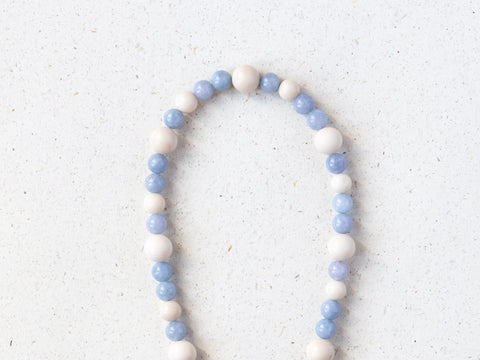Short mobile phone chain with rhodonite natural stones