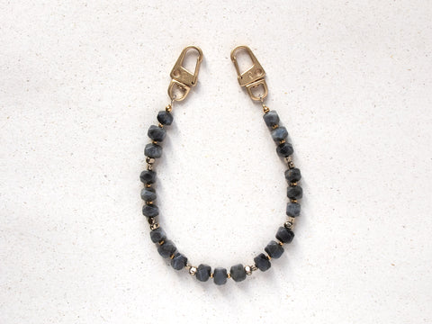 Kurze Handykette mit Natursteinen