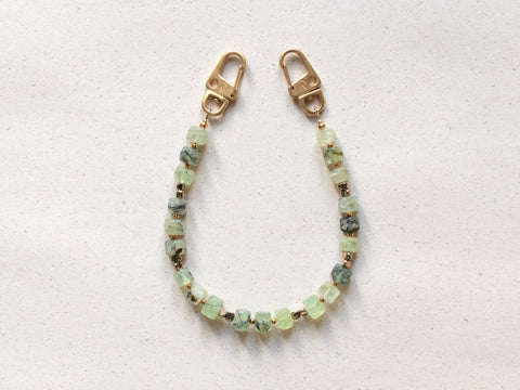 Kurze Handykette mit Natursteinen