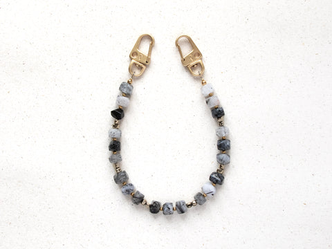 Kurze Handykette mit Natursteinen