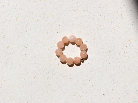Ring aus Chalcedon & 18 Karat vergoldeter Perle, Seluna Ring