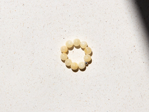 Ring aus Chalcedon & 18 Karat vergoldeter Perle, Nalaya Ring