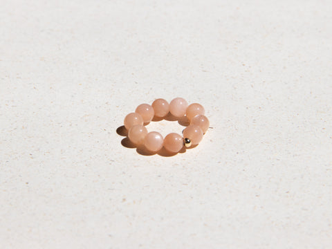 Ring aus Chalcedon & 18 Karat vergoldeter Perle, Seluna Ring