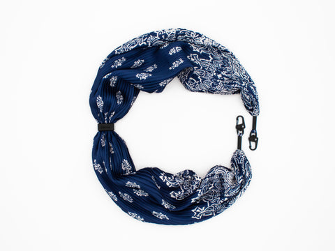 Handyhülle mit abnehmbarem Plisseetuch, Crow & Bandana Blue