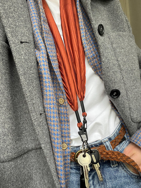 Handyhülle mit abnehmbarem Plisseetuch, Crow & Burgundy