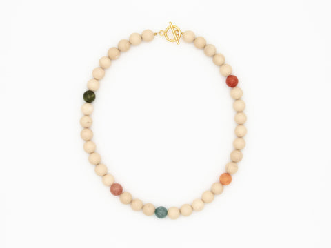 Halskette aus Chalcedon- und Fossil-Natursteinperlen – Minimalistische handmade Damenkette mit 18K vergoldetem Verschluss