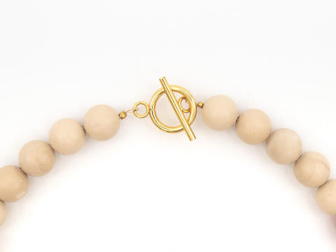 Halskette aus Chalcedon- und Fossil-Natursteinperlen – Minimalistische handmade Damenkette mit 18K vergoldetem Verschluss