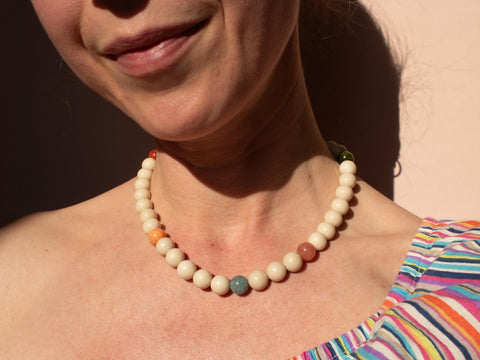 Halskette aus Chalcedon- und Fossil-Natursteinperlen – Minimalistische handmade Damenkette mit 18K vergoldetem Verschluss