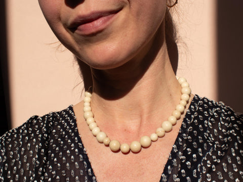 Halskette aus weißen Fossil-Naturseinperlen – Minimalistische handmade Kette mit 18K vergoldetem Verschluss für Damen