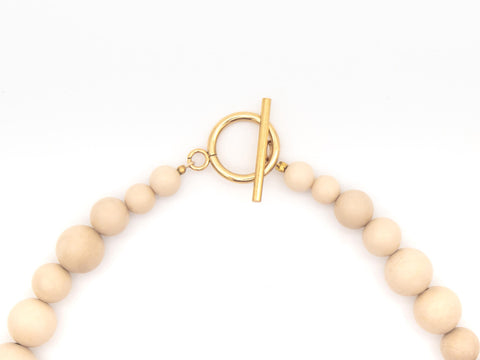 Halskette aus weißen Fossil-Naturseinperlen – Minimalistische handmade Kette mit 18K vergoldetem Verschluss für Damen