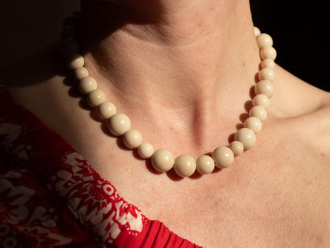 Halskette aus weißen Fossil-Naturseinperlen – Minimalistische handmade Kette mit 18K vergoldetem Verschluss für Damen