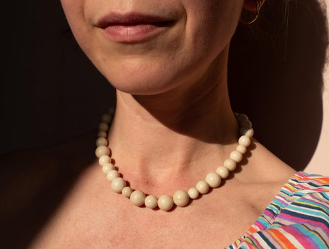 Halskette aus weißen Fossil-Naturseinperlen – Minimalistische handmade Kette mit 18K vergoldetem Verschluss für Damen