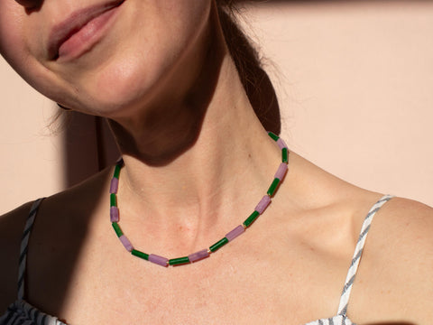 Halskette aus Amethyst und grünem Achat Perlen – Handmade Schmuck mit 18K vergoldetem Verschluss für Damen