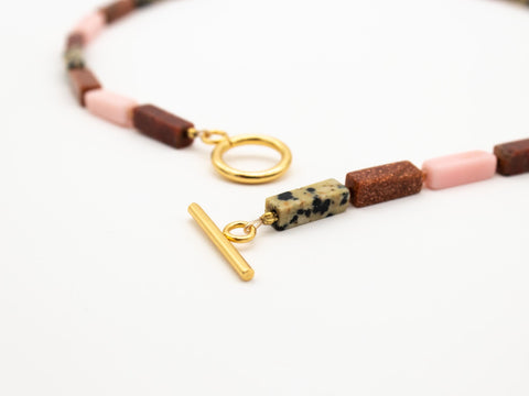 Halskette mit Perlen Naturstein wie Sandstein, Dalmatiner Jaspis – Handmade Schmuck mit 18K vergoldetem Verschluss für Damen