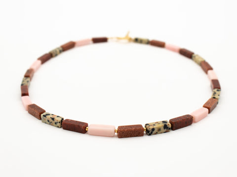 Halskette mit Perlen Naturstein wie Sandstein, Dalmatiner Jaspis – Handmade Schmuck mit 18K vergoldetem Verschluss für Damen