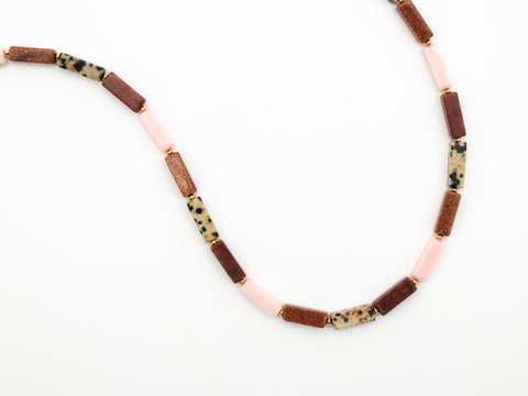Halskette mit Perlen Naturstein wie Sandstein, Dalmatiner Jaspis – Handmade Schmuck mit 18K vergoldetem Verschluss für Damen