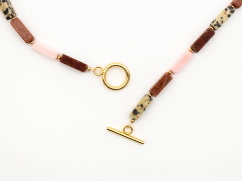 Halskette mit Perlen Naturstein wie Sandstein, Dalmatiner Jaspis – Handmade Schmuck mit 18K vergoldetem Verschluss für Damen