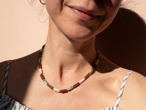 Halskette mit Perlen Naturstein wie Sandstein, Dalmatiner Jaspis – Handmade Schmuck mit 18K vergoldetem Verschluss für Damen