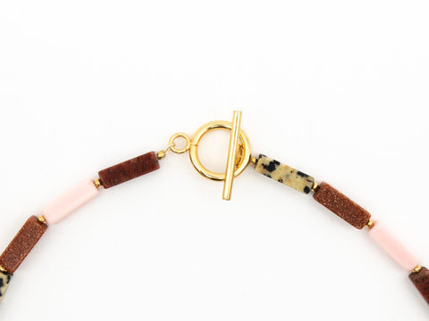 Halskette mit Perlen Naturstein wie Sandstein, Dalmatiner Jaspis – Handmade Schmuck mit 18K vergoldetem Verschluss für Damen