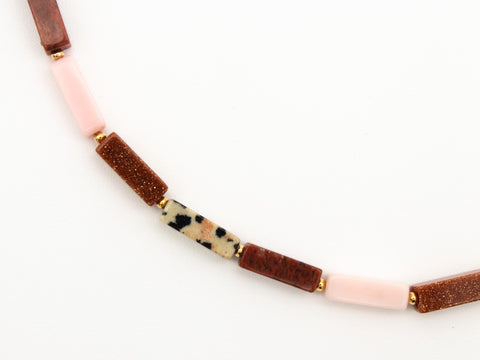 Halskette mit Perlen Naturstein wie Sandstein, Dalmatiner Jaspis – Handmade Schmuck mit 18K vergoldetem Verschluss für Damen