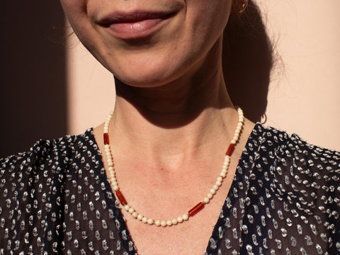 Halskette aus rotem Achat- und Fossilsteinen – handmade Boho Damenkette mit 18K vergoldetem Verschluss