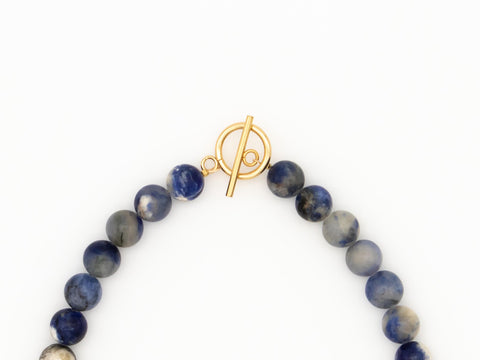 Halskette aus Sodalith Naturstein Perlen – Minimalistische Kette mit 18K vergoldetem Verschluss für Damen, Handmade von eilenna