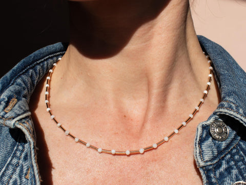 Minimalistische Halskette Muschelperlen & Glasperlen, Zarte Perlenkette Weiß Gold, 18K Vergoldet, Boho Schmuck Damen Geschenk eilenna